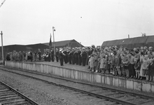 836771 Afbeelding van een muziekkorps en het uitgelopen publiek op de kop-/zijlading van het N.S.-station Venlo (?) ...
